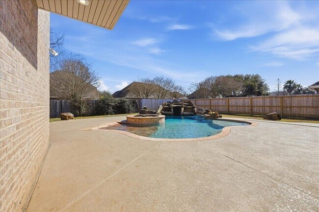 Building Photo - 2490 Amberwood Dr