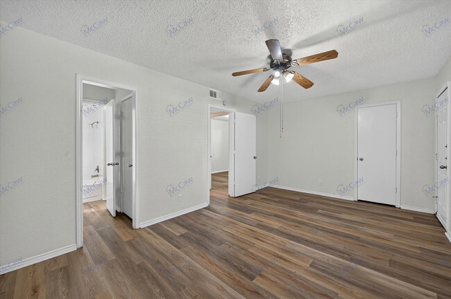 Building Photo - 6706 S Creek Dr