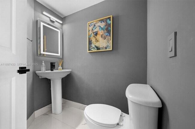 Building Photo - 480 NE 30th St