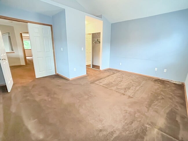 Building Photo - 3 bed/2bath Spacious Home with Soaring Ceilings and Main-Level Primary Suite