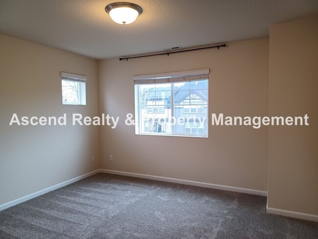Building Photo - 3 Level End Unit Townhome with Newer Carpe...