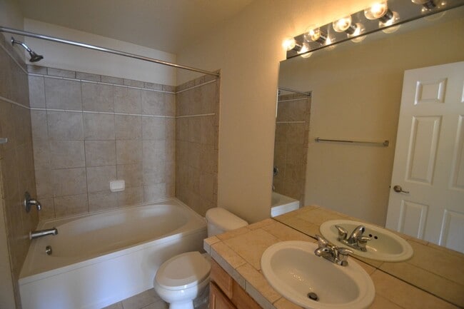 Building Photo - Downtown Townhome 2 Beds 3 Bath with AC