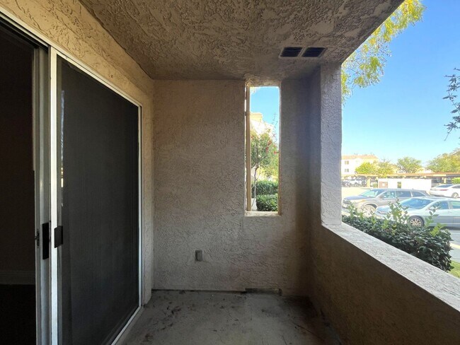Building Photo - 2 bed, 2 bath located in Corona, CA!