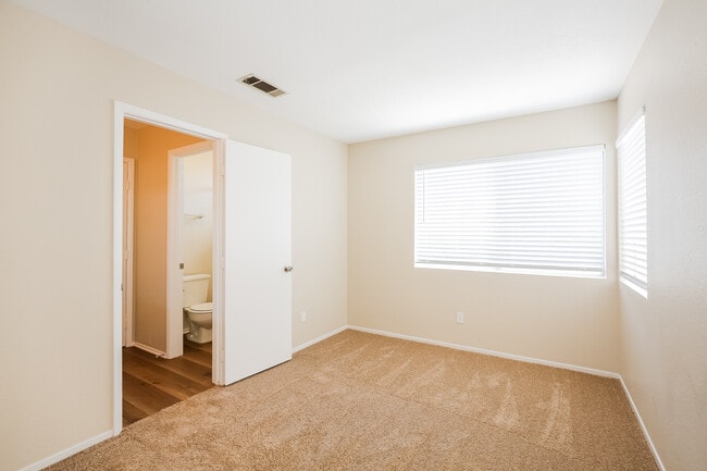 Building Photo - 1575 Bent Arrow Dr