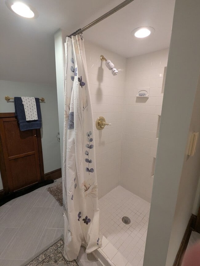 Building Photo - 4 bedroom 2 bath house in Blacksburg VA