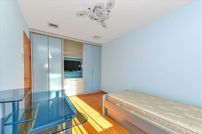 Building Photo - 70-21-70174 174th St