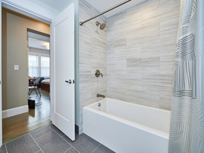 Building Photo - 77 Dix St