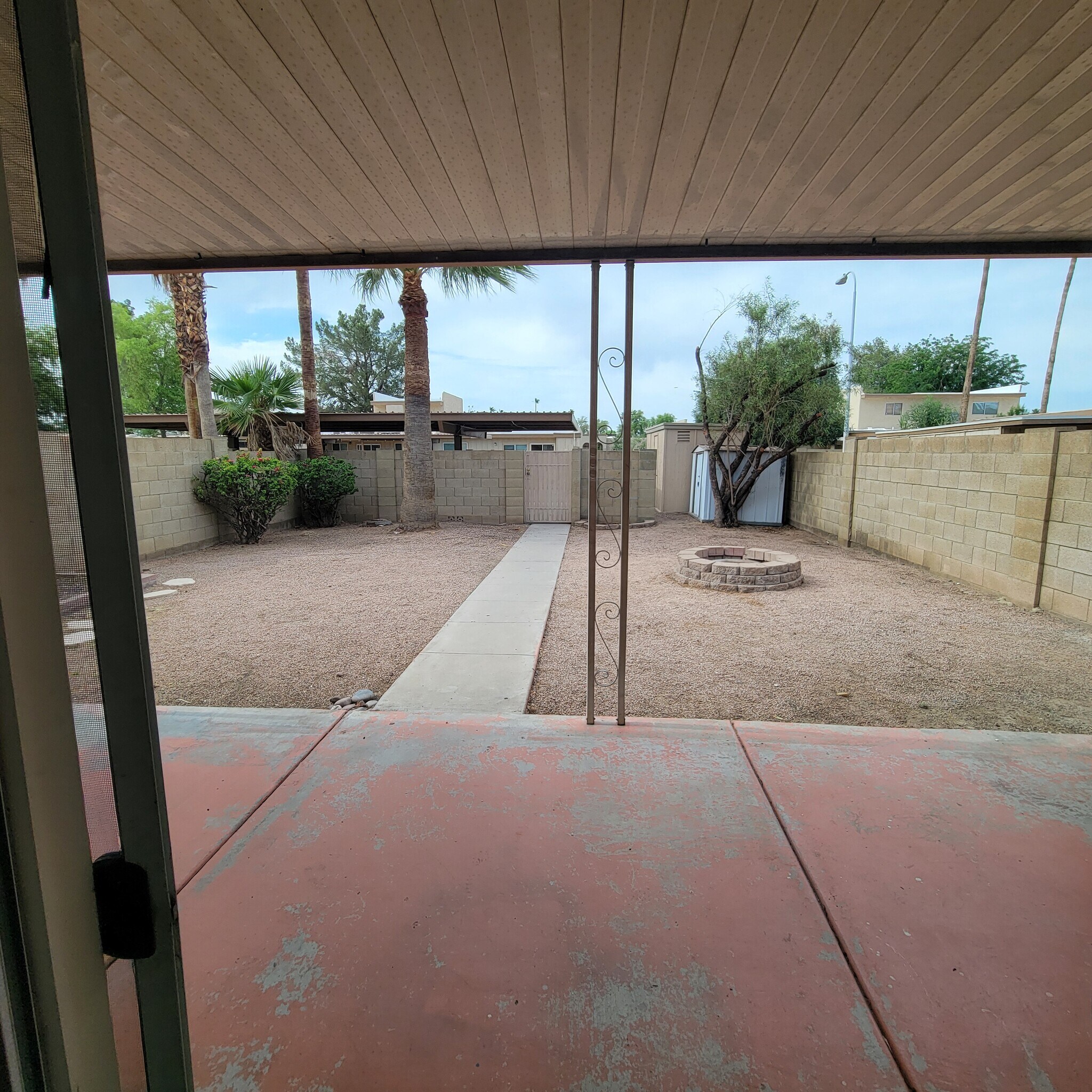 Building Photo - 2150 E Ellis Dr