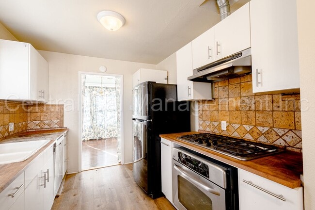 Building Photo - 3 Bedroom/1 Bath Home - $1995 Per Month!