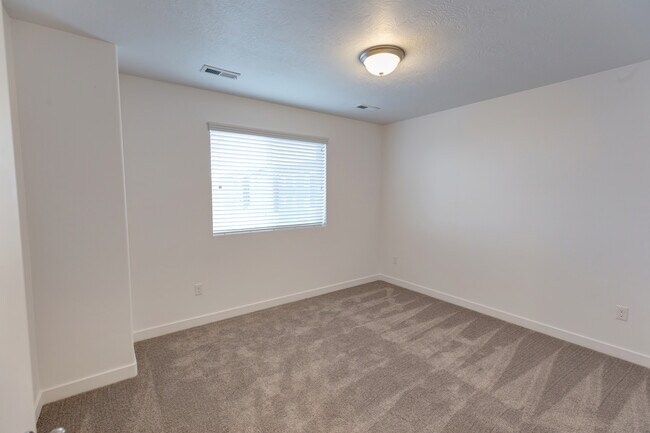 2nd bedroom - 3011 South Red Pine Drive