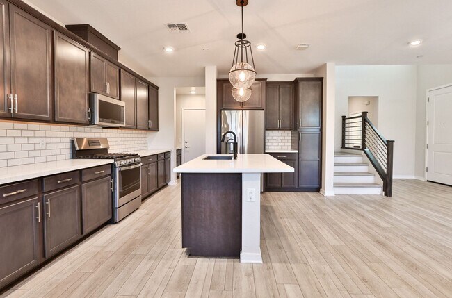 Building Photo - Gorgeous 4bed/3 bath End Unit Condo in Gil...