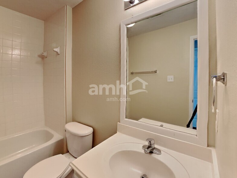 Building Photo - 439 Pinewood Ridge Dr