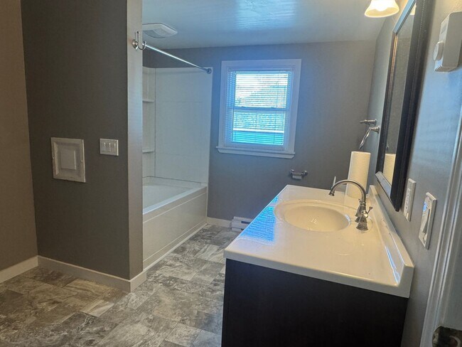 Building Photo - 3 Bedroom home in Lebanon