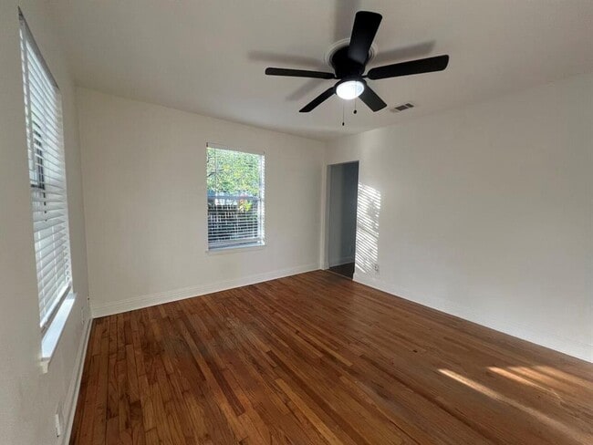 Building Photo - 928 E 56th St