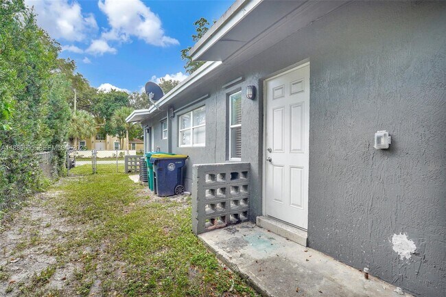 Building Photo - 746 SW 4th St