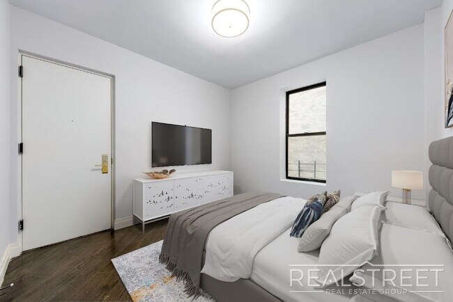 Building Photo - 4 bed | 3 Full Bath In Prime Brooklyn Heights