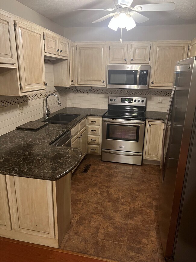 Building Photo - 1312 Applewood Ln