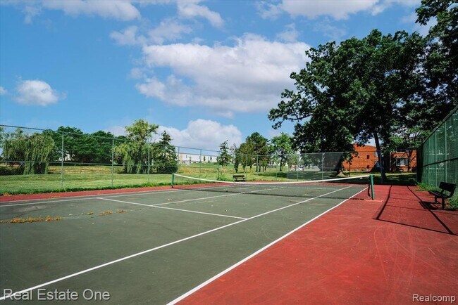 Building Photo - 430 Fox Hills Dr S