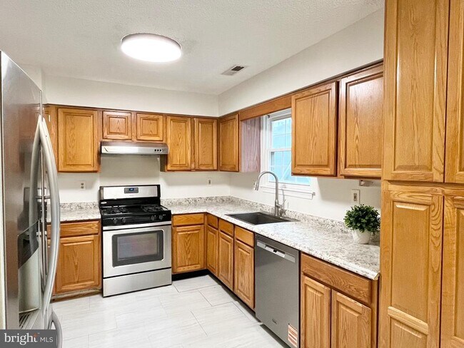 Building Photo - 33 Ketley Pl