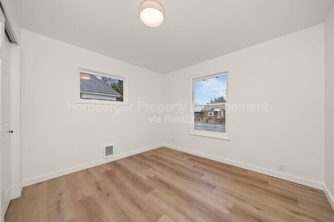 Building Photo - 627 E Wellesley Ave