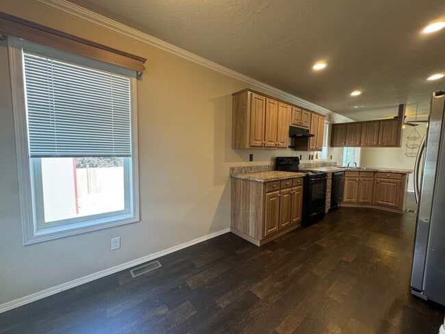 Building Photo - 3 Bedroom in Myrtle Creek