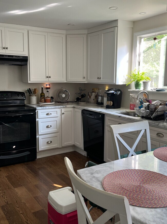 Building Photo - 592 Long Pond Rd