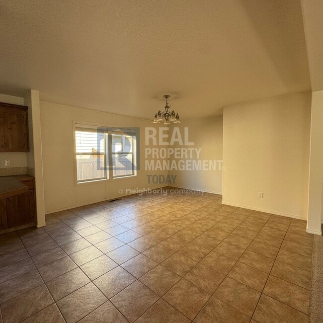 Building Photo - Beautiful 4 Bedroom Home Perfect for Enter...
