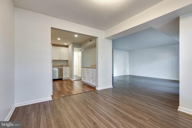 Building Photo - 822 Quince Orchard Blvd