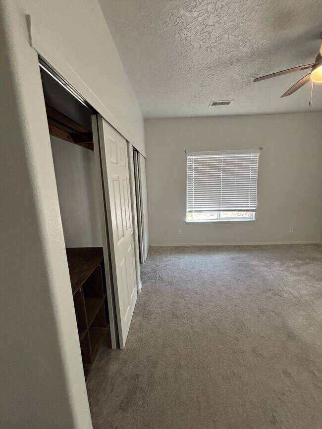 Building Photo - 6601 Shiprock Dr NE