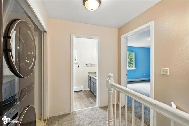 Building Photo - Spacious Palmer Home!
