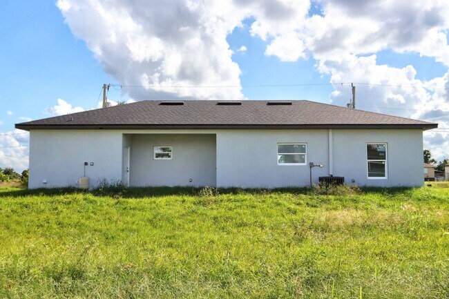 Building Photo - BRAND NEW 3/2/1-SAVANNAH MODEL-GREAT SW LEHIGH LOCATION