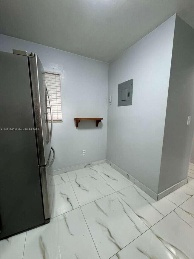 Building Photo - 1480 W 46th St