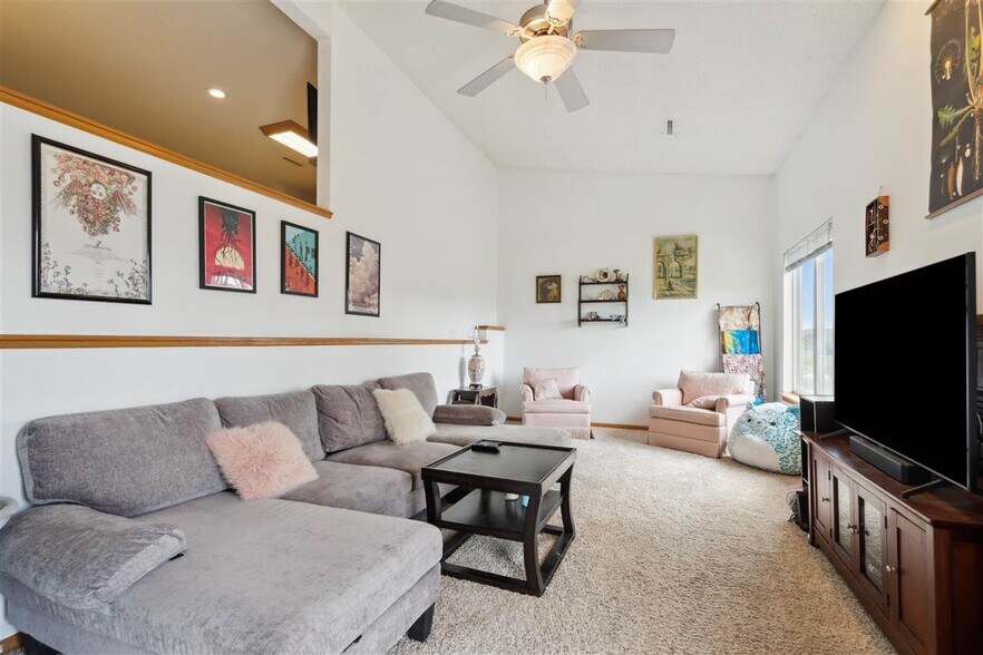 Building Photo - 533 E Goldfinch Dr