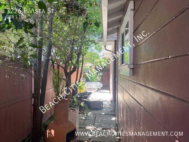 Building Photo - 3226 E Vista St