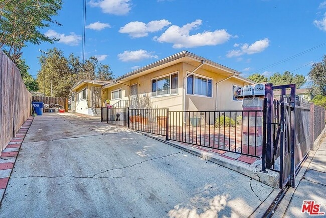 Primary Photo - 4553 Huntington Dr N