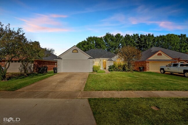 Building Photo - Check Out this 4 bed 2 bath