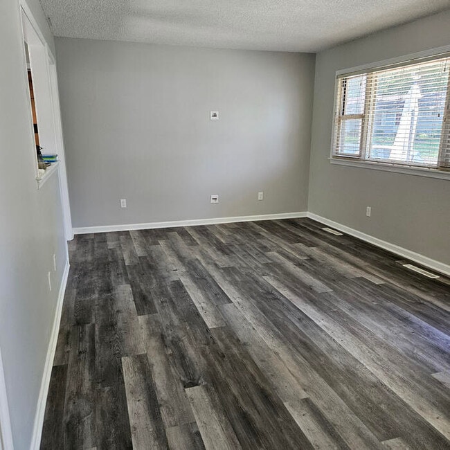Building Photo - Charming Single-Family Home with Modern Fe...
