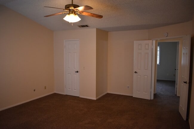 Building Photo - 4727 E Alamos Ave