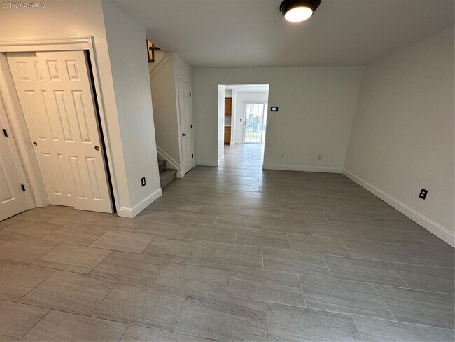 Building Photo - 256 Quassaick Ave