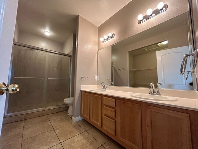 Building Photo - A Beautiful Town Home around the Spring Valley Area.