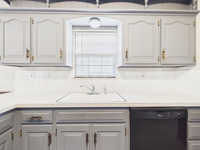 Building Photo - 3929 S Carriage Ln