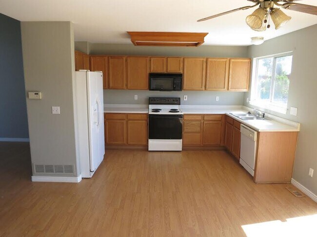 Building Photo - 3 bedroom / 3 bathroom / 3 car garage!