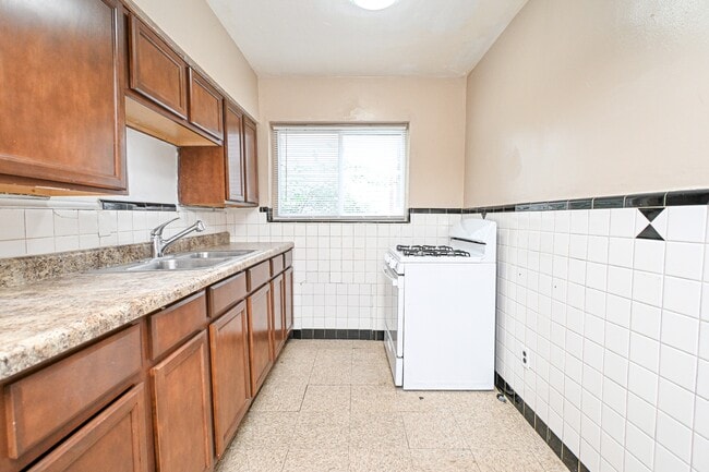 Building Photo - 3042 Percy Ave