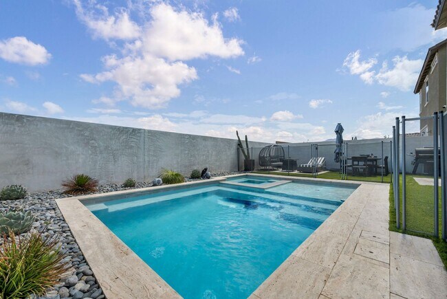 Building Photo - Spacious 5-Bedroom Home with Loft, Pool & Mountain Views
