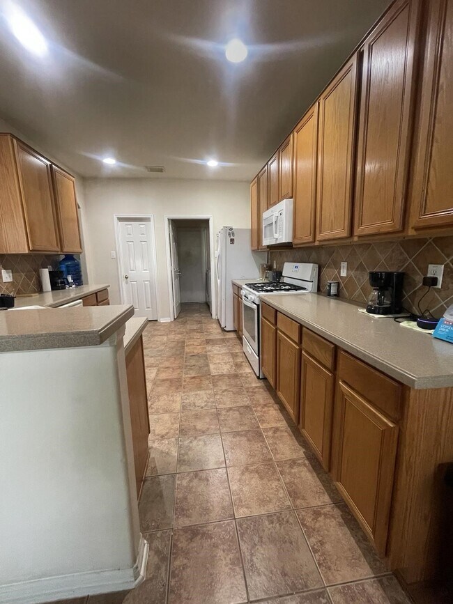 Building Photo - 931 N Sky Dr