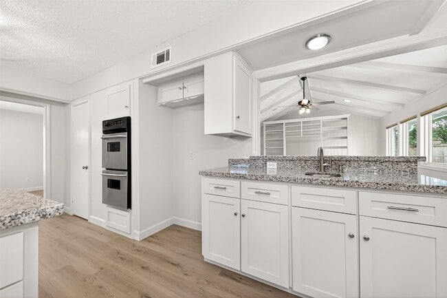 Building Photo - 10602 Longmont Dr