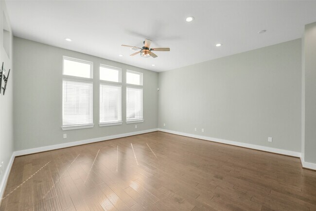 Building Photo - 720 W Donovan St