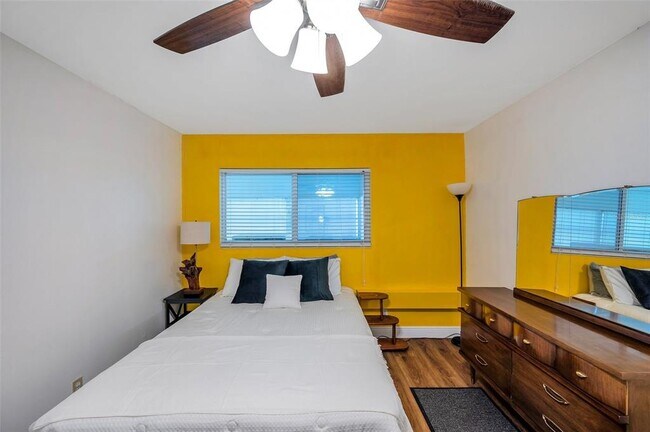 Building Photo - 1801 Bedford Terrace