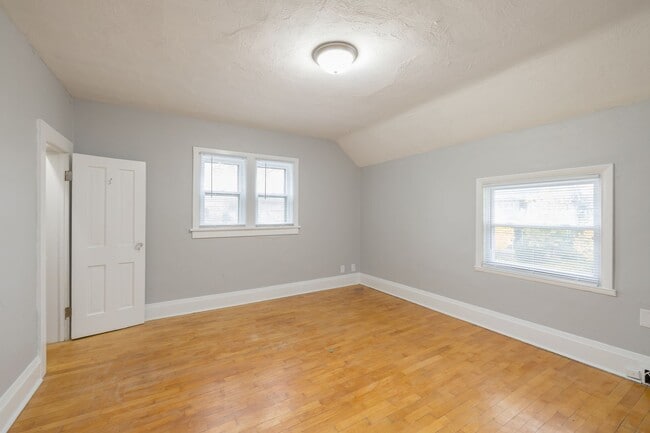 Building Photo - 162 7th St