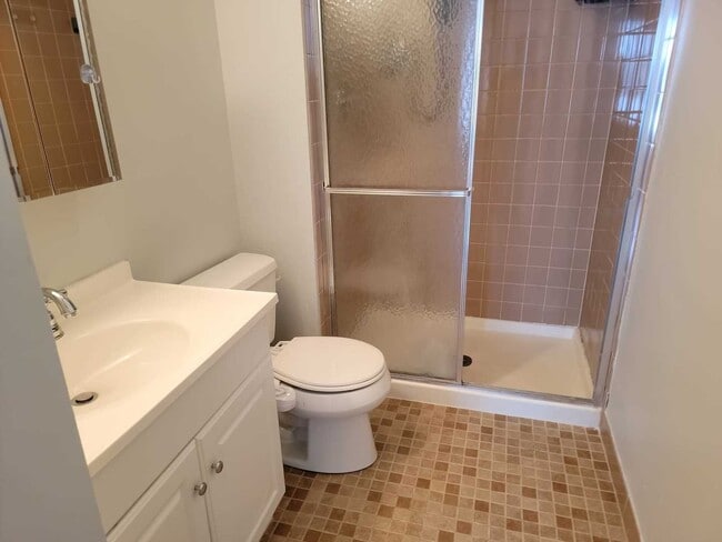 Building Photo - 877 Cross Creek Dr W